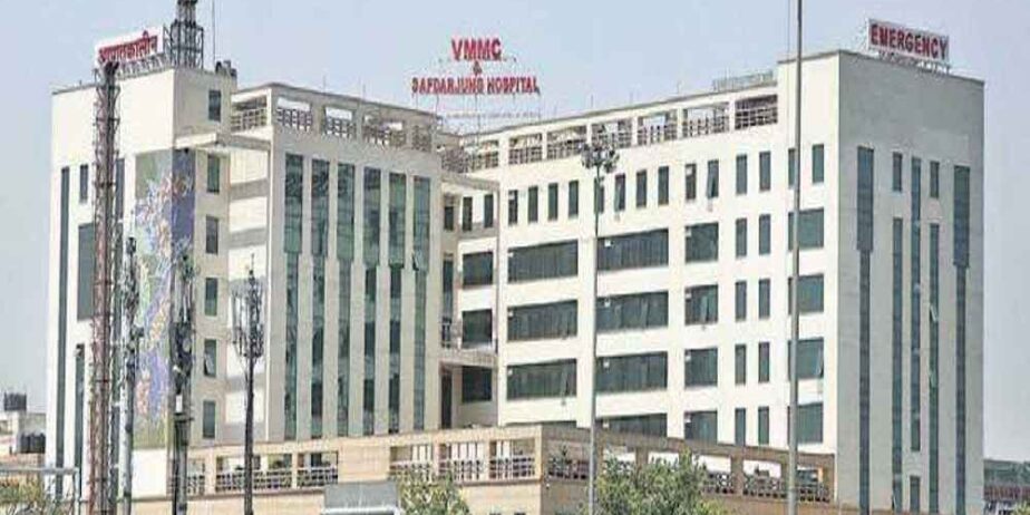 dcw-issues-notice-to-safdarjung-hospital-after-woman-delivers-baby-outside-its-emergency-wing-2022-07-19